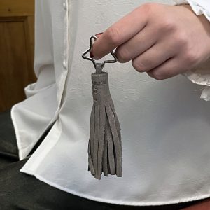 porte-clé-pompon-en-cuir-pailleté-fabriqué-en-france-la-cartabliere-clés-élégant