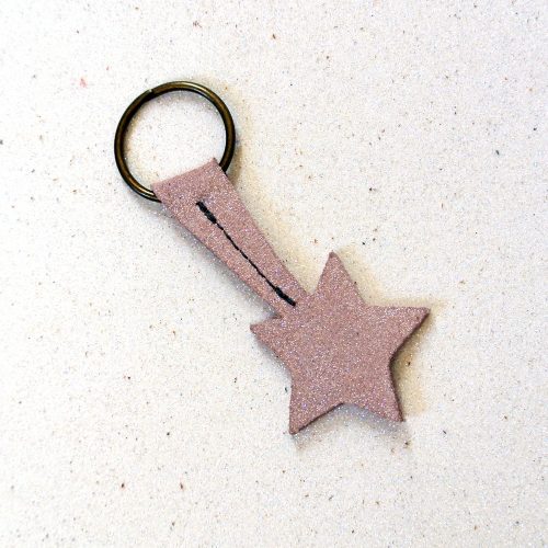 Joli petit porte clé étoile, en cuir, en cuir pailleté, étoile filante, made in france, la cartablière
