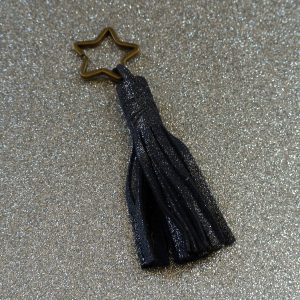 Porte clé pompon, porté clé incontournable, en cuir fil pailleté, made in france, la cartablière