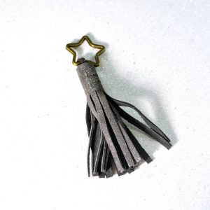 Porte clé pompon, porté clé incontournable, en cuir fil pailleté, made in france, la cartablière