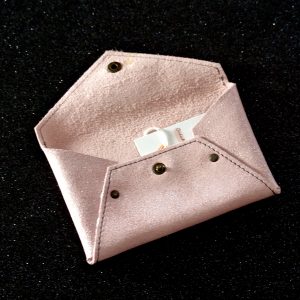 Mini enveloppe en cuir pailleté, enveloppe en cuir, enveloppe de voyage, petite enveloppe, made in france, la cartablière