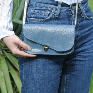 midi-pochette-en-cuir-attache-cartable-paillete-retro-plume-bandouliere-soirée-journée-la-cartabliere-made-in-france-fabriqué-en-france