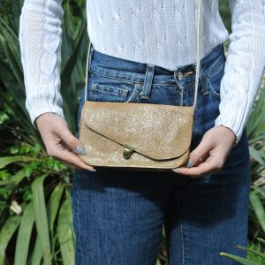 midi-pochette-en-cuir-attache-cartable-paillete-retro-plume-bandouliere-soirée-journée-la-cartabliere-made-in-france-fabriqué-en-france
