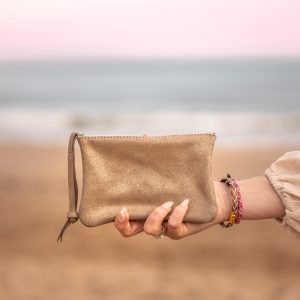 dragopnnière, pochette, porte monnaie, rectangulaire, en cuir pailleté, cuir métallisé, cuir fantaisie, la cartablière, fabriqué en france, fabriqué en Occitanie