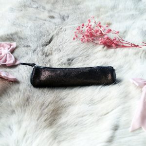 mini-trousse-a-stylos-en-cuirs-fabriqué-en-france-made-in-france-la-cartabliere cuir pailleté cuir irisé cadeaux maitresse maîtresse stylos trousse en cuir fabriqué en france