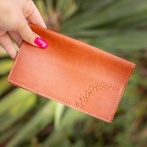 protege-chequier-cuirs-fantaisies-cuir-paillete-cuir-retro-cuir-nappa-cuir-graine-la-cartabliere-fabirque-en-france