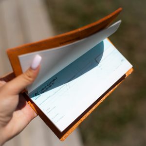 protege-chequier-cuirs-fantaisies-cuir-paillete-cuir-retro-cuir-nappa-cuir-graine-la-cartabliere-fabirque-en-france