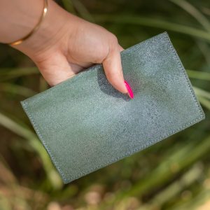 protege-chequier-cuirs-fantaisies-cuir-paillete-cuir-retro-cuir-nappa-cuir-graine-la-cartabliere-fabirque-en-france