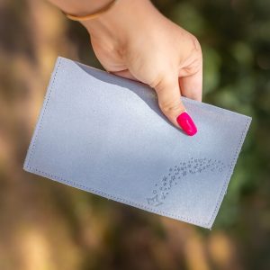 protege-chequier-cuirs-fantaisies-cuir-paillete-cuir-retro-cuir-nappa-cuir-graine-la-cartabliere-fabirque-en-france