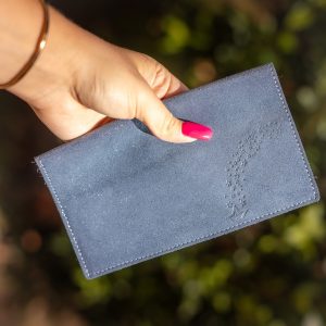 protege-chequier-cuirs-fantaisies-cuir-paillete-cuir-retro-cuir-nappa-cuir-graine-la-cartabliere-fabirque-en-france