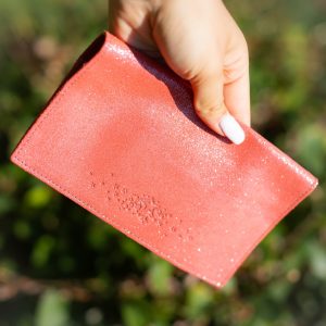 protege-chequier-cuirs-fantaisies-cuir-paillete-cuir-retro-cuir-nappa-cuir-graine-la-cartabliere-fabirque-en-france