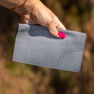 protege-chequier-cuirs-fantaisies-cuir-paillete-cuir-retro-cuir-nappa-cuir-graine-la-cartabliere-fabirque-en-france