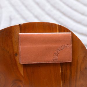 protege-chequier-cuirs-fantaisies-cuir-paillete-cuir-retro-cuir-nappa-cuir-graine-la-cartabliere-fabirque-en-france