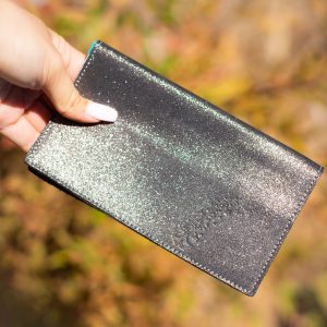 protege-chequier-cuirs-fantaisies-cuir-paillete-cuir-retro-cuir-nappa-cuir-graine-la-cartabliere-fabirque-en-france