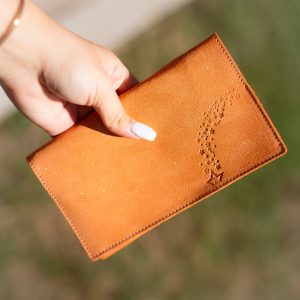 protege-chequier-cuirs-fantaisies-cuir-paillete-cuir-retro-cuir-nappa-cuir-graine-la-cartabliere-fabirque-en-france