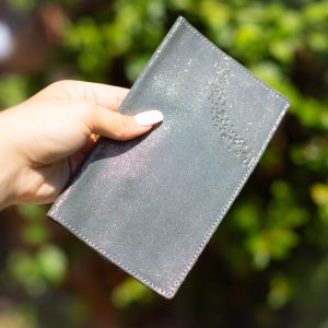 protege-chequier-cuirs-fantaisies-cuir-paillete-cuir-retro-cuir-nappa-cuir-graine-la-cartabliere-fabirque-en-france