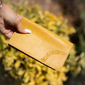 protege-chequier-cuirs-fantaisies-cuir-paillete-cuir-retro-cuir-nappa-cuir-graine-la-cartabliere-fabirque-en-france