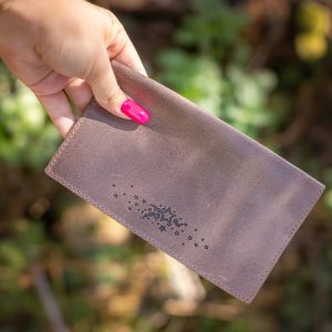 protege-chequier-cuirs-fantaisies-cuir-paillete-cuir-retro-cuir-nappa-cuir-graine-la-cartabliere-fabirque-en-france