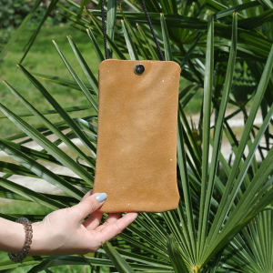 pochette-telephone-en-cuir-paillete-made-in-france-fabrique-en-france-accesoire-fantaisie-paillete-elegant-elegance-féminin-la-cartabliere-telephone-joli