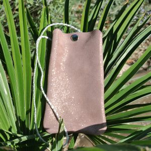 pochette-telephone-en-cuir-paillete-made-in-france-fabrique-en-france-accesoire-fantaisie-paillete-elegant-elegance-féminin-la-cartabliere-telephone-joli