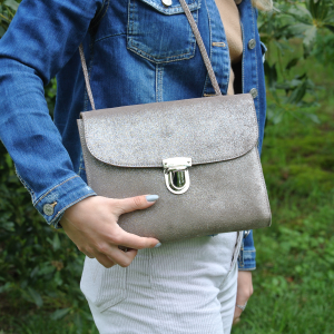 sac-royal-en-cuir-paillete-la-cartabliere-cuirs-fantaisies-made-in-france-fabrique-en-france-attache-cartable-bandouliere