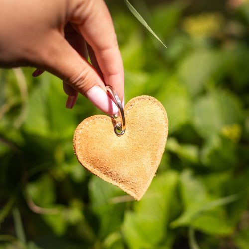 porte-clés-coeur-en-forme-de-coeur-porte-clés-en-cuirs-porte-clés-saint-valentin-amour-cuirs-pailleté-cuirs-a-paillette-cuirs-fantaisies-cuirs-colorés-made-in-france-fabriqué-en-france-la-cartabliere