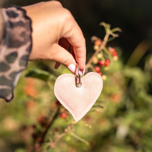porte-clés-coeur-en-forme-de-coeur-porte-clés-en-cuirs-porte-clés-saint-valentin-amour-cuirs-pailleté-cuirs-a-paillette-cuirs-fantaisies-cuirs-colorés-made-in-france-fabriqué-en-france-la-cartabliere