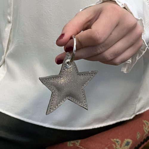 porte-clés-étoile-en-forme-d'étoile-porte-clés-en-cuirs-porte-clés-étoilés-star-étoiles-cuirs-pailleté-cuirs-a-paillette-cuirs-fantaisies-cuirs-colorés-made-in-france-fabriqué-en-france-la-cartabliere