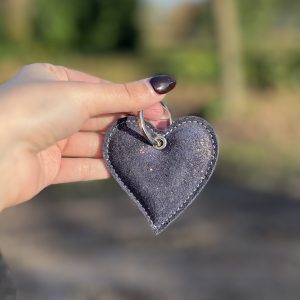 porte-clés-coeur-en-forme-de-coeur-porte-clés-en-cuirs-porte-clés-saint-valentin-amour-cuirs-pailleté-cuirs-a-paillette-cuirs-fantaisies-cuirs-colorés-made-in-france-fabriqué-en-france-la-cartabliere
