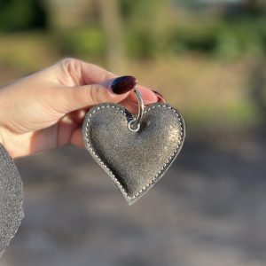 porte-clés-coeur-en-forme-de-coeur-porte-clés-en-cuirs-porte-clés-saint-valentin-amour-cuirs-pailleté-cuirs-a-paillette-cuirs-fantaisies-cuirs-colorés-made-in-france-fabriqué-en-france-la-cartabliere