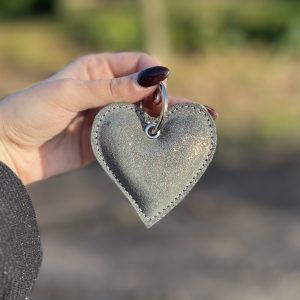 porte-clés-coeur-en-forme-de-coeur-porte-clés-en-cuirs-porte-clés-saint-valentin-amour-cuirs-pailleté-cuirs-a-paillette-cuirs-fantaisies-cuirs-colorés-made-in-france-fabriqué-en-france-la-cartabliere