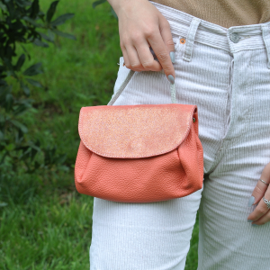 petit-sac-accordeon-tout-petit-sac-maroquinerie-petite-maroquinerie-cuir-paillete-cuir-grainé-sac-bandoulière-made-in-france-fabriqué-en-france-la-cartabliere