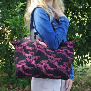 tissu-jacquard-sac-en-jacquard-tissé-en-france-collection-cavaliere-cheval-chevaux-equin-equestre-écurie-made-in-france-fabriqué-en-france-tarn-la-cartabliere-sac-en-tissu-accessoires-en-tissu-trousse-en-tissu-accessoire-en-jacquard-trousses-en-jacquard