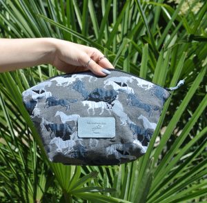 tissu-jacquard-sac-en-jacquard-tissé-en-france-collection-cavaliere-cheval-chevaux-equin-equestre-écurie-made-in-france-fabriqué-en-france-tarn-la-cartabliere-sac-en-tissu-accessoires-en-tissu-trousse-en-tissu-accessoire-en-jacquard-trousses-en-jacquard