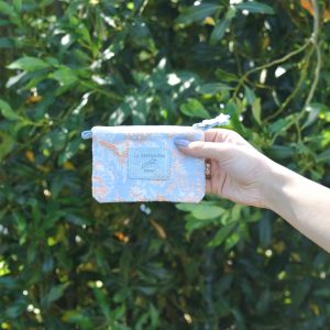 tissu-jacquard-sac-en-jacquard-tissé-en-france-fleurs-floral-fleuri-vie-de-château-made-in-france-fabriqué-en-france-tarn-la-cartabliere-sac-en-tissu-accessoires-en-tissu-trousse-en-tissu-accessoire-en-jacquard-trousses-en-jacquard