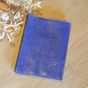protège-carnet-de-santé-en-cuir-pailleté-fantaisie-brillant-à-paillette-cadeau-naissance-fabriqué-en-france-made-in-france-cadeau-en-cuir-la-cartabliere