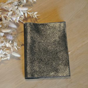 protège-carnet-de-santé-en-cuir-pailleté-fantaisie-brillant-à-paillette-cadeau-naissance-fabriqué-en-france-made-in-france-cadeau-en-cuir-la-cartabliere