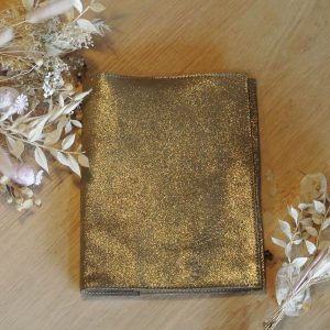 protège-carnet-de-santé-en-cuir-pailleté-fantaisie-brillant-à-paillette-cadeau-naissance-fabriqué-en-france-made-in-france-cadeau-en-cuir-la-cartabliere