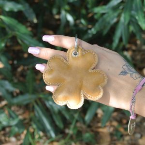 porte-clés-trèfle-en-forme-de-trefle-porte-clés-en-cuirs-porte-clés-fleurs-trèfle-cuirs-pailleté-cuirs-a-paillette-cuirs-fantaisies-cuirs-colorés-made-in-france-fabriqué-en-france-la-cartabliere