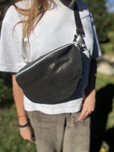 midi-sac-banane-banana-cuirs-pailletes-cuirs-fantaisies-paillette-tendance-banane-en-cuirs-la-cartablière-banane à paillette-made-in-france-fabriqué-en-france