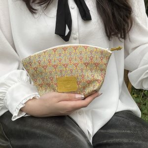tissu-jacquard-sac-en-jacquard-tissé-en-france-fleurs-floral-fleuri-geometrique-made-in-france-fabriqué-en-france-tarn-la-cartabliere-sac-en-tissu-accessoires-en-tissu-trousse-en-tissu-accessoire-en-jacquard-trousses-en-jacquard-sac-cabas-voyage-sac-en-tissu-made-in-france