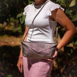 pochette-aurore-pochette-téléphone-simple-rabat-pochette-en-cuir-pailleté-grainé-porté-en-bandoulière-made-in-france-fabriqué-en-france-la-cartabliere soirée, pochette de soirée, mariage, sac à main