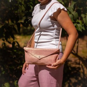 pochette-aurore-pochette-téléphone-simple-rabat-pochette-en-cuir-pailleté-grainé-porté-en-bandoulière-made-in-france-fabriqué-en-france-la-cartabliere soirée, pochette de soirée, mariage, sac à main