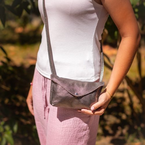 pochette-aurore-pochette-téléphone-simple-rabat-pochette-en-cuir-pailleté-grainé-porté-en-bandoulière-made-in-france-fabriqué-en-france-la-cartabliere