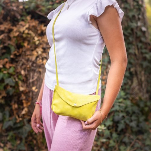 pochette-aurore-pochette-téléphone-simple-rabat-pochette-en-cuir-pailleté-grainé-porté-en-bandoulière-made-in-france-fabriqué-en-france-la-cartabliere