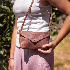 pochette-aurore-pochette-téléphone-simple-rabat-pochette-en-cuir-pailleté-grainé-porté-en-bandoulière-made-in-france-fabriqué-en-france-la-cartabliere