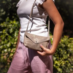 pochette-aurore-pochette-téléphone-simple-rabat-pochette-en-cuir-pailleté-grainé-porté-en-bandoulière-made-in-france-fabriqué-en-france-la-cartabliere