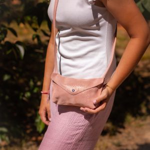 pochette-aurore-pochette-téléphone-simple-rabat-pochette-en-cuir-pailleté-grainé-porté-en-bandoulière-made-in-france-fabriqué-en-france-la-cartabliere