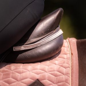 Bijoux de selle en cuir métallisé et cuir pailleté, créations La Cavalière à Paillettes par La Cartablière, accessoires équestres fabriqués en France