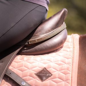 Bijoux de selle en cuir métallisé et cuir pailleté, créations La Cavalière à Paillettes par La Cartablière, accessoires équestres fabriqués en France